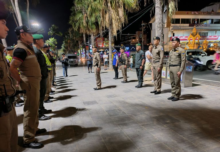 พ.ต.อ.นาวิน ธีระวิทย์ ผกก.สภ.เมืองพัทยา ตรวจความเรียบร้อยชายหาดพัทยากลาง