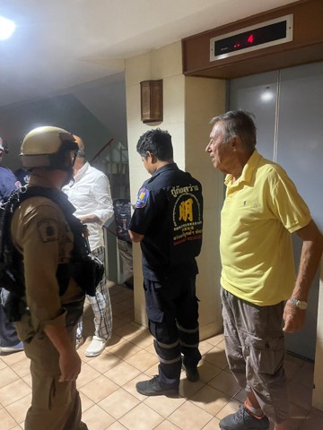 ช่วยเหลือ กรณีชายชาวต่างชาติติดอยู่ในลิฟท์ชั้น4