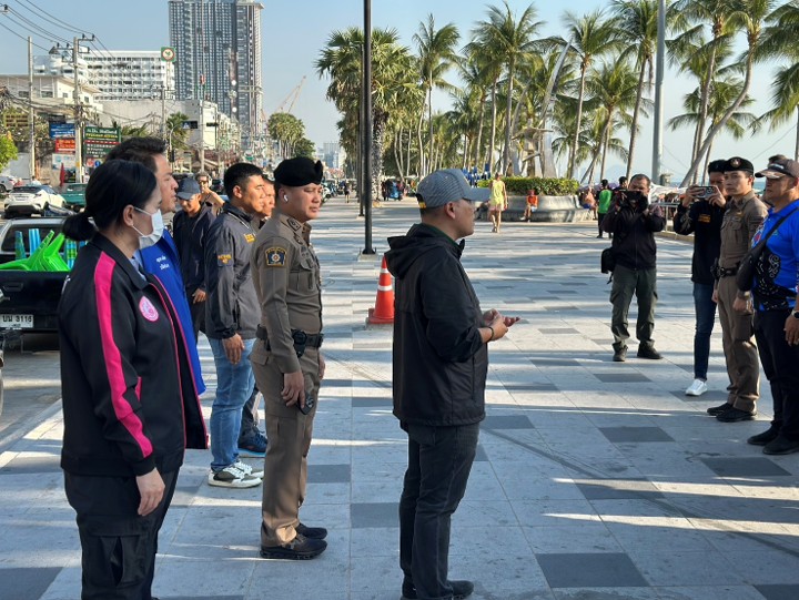 ร่วมปล่อยแถวระดม กวาดล้าง ชุมชนแพร่ระบาดพื้นที่สีแดง เพื่อจัดระเบียบ การแก้ปัญหายาเสพติด บุคคลเร่ร่อนจรจัด ต่างด้าวหลบหนีเข้าเมือง บริเวณซอย ข้างโรงแรม เดอะ นาว ถนน ชายหาดจอมเทียน