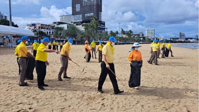 ข้าราชการตำรวจในสังกัด  สภ.เมืองพัทยา ร่วมกิจกรรมจิตอาสา ทำความดีด้วยหัวใจ เก็บขยะบริเวณชายหาดพัทยา