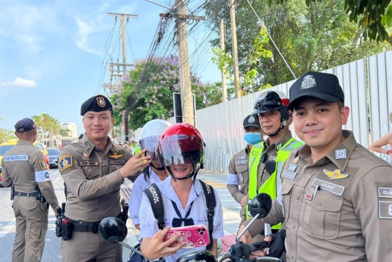 แจกหมวกนิรภัย  โครงการสวมหมวกนิรภัย 100 %