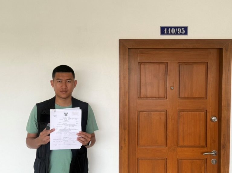 เจ้าหน้าที่่ส่งหมาย นำหมายเรียกผู้ต้องหา ในคดี ทำร้ายร่างกายฯ เข้ามาพบพนักงานสอบสวน