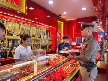 พ.ต.ท.ศิรชัช หนูเทศ รอง ผกก.ป.สภ.เมืองพัทยา  ว.4 ร่วม พัทยา 20 ใต้ สายตรวจ 1206 ป้องกันเหตุร้านทองถนนพัทยาใต้